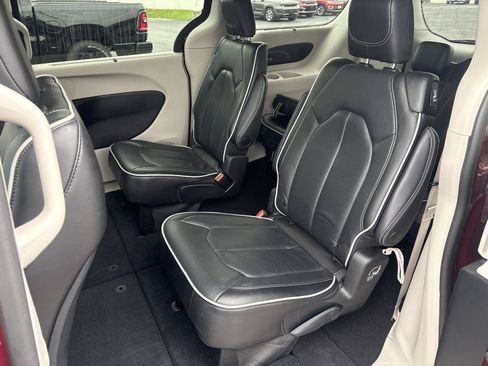 Used 2023 Chrysler Pacifica Limited FWD image 10