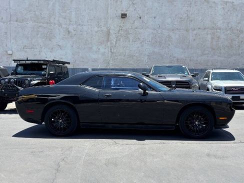 Used 2010 Dodge Challenger SE RWD image 2
