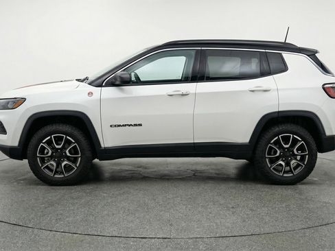Used 2025 Jeep Compass Trailhawk image 5