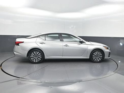 Used 2025 Nissan Altima 2.5 SV FWD image 27