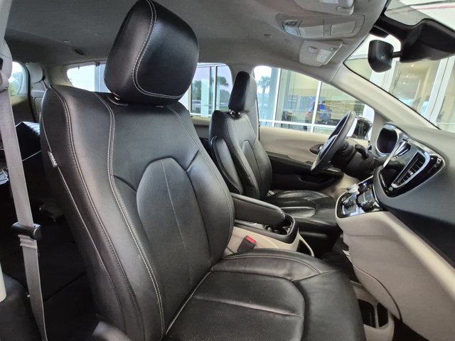 Used 2022 Chrysler Pacifica Touring-L FWD image 17