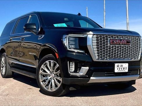 Used 2021 GMC Yukon XL Denali image 3