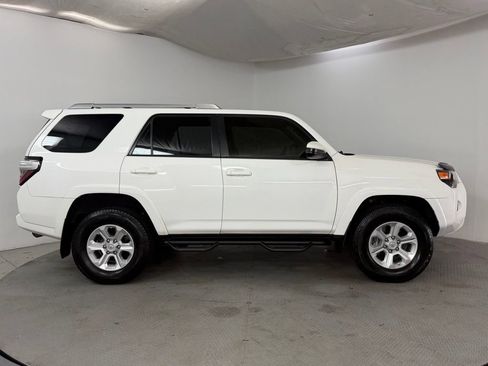 Used 2015 Toyota 4Runner SR5 AWD/4WD image 5