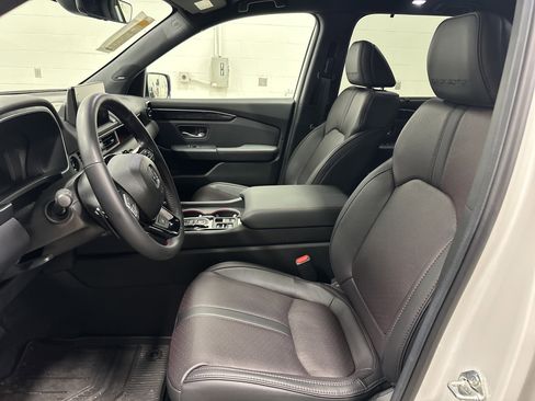 Used 2025 Honda Pilot Black Edition image 16