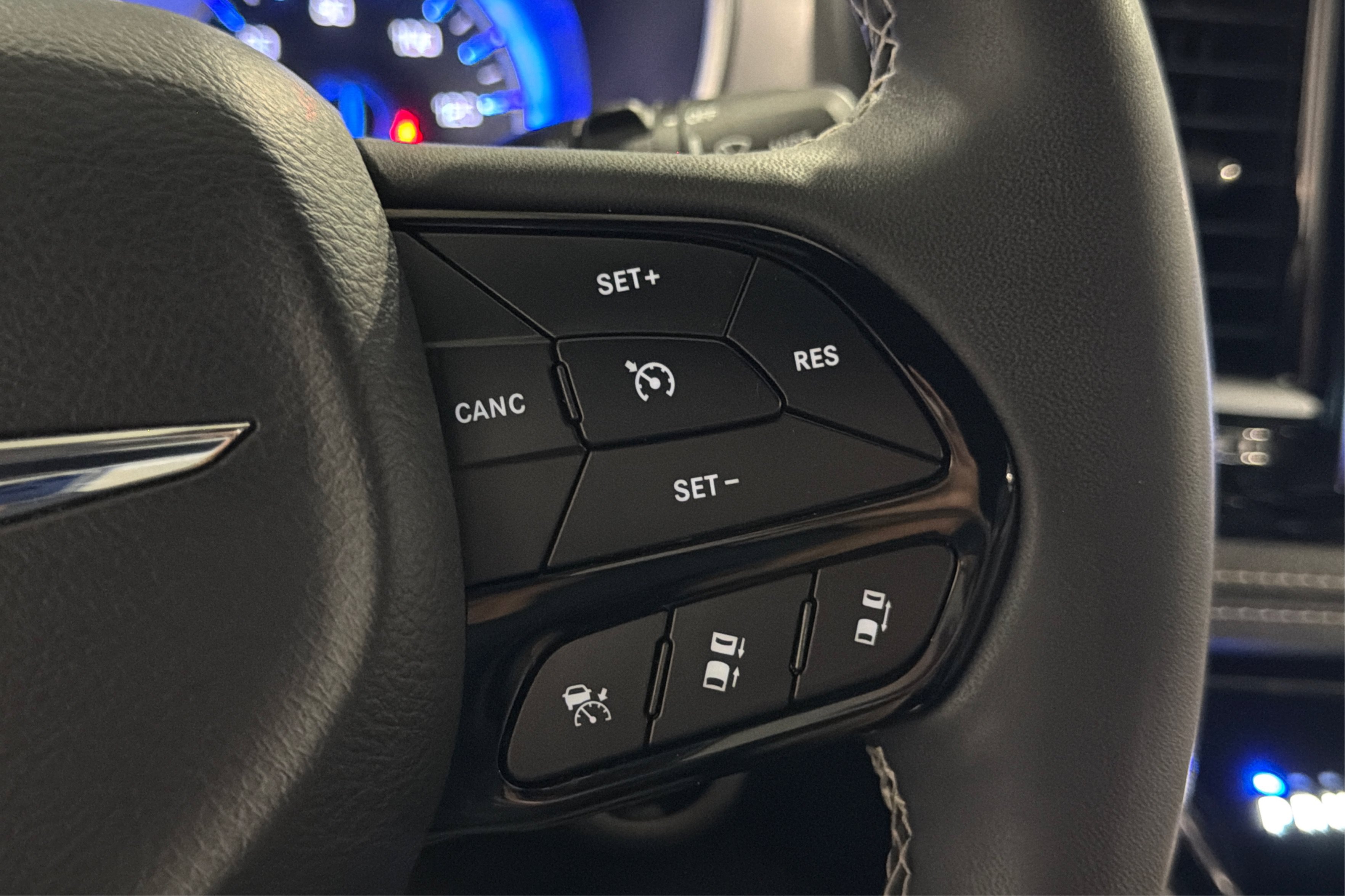 Used 2025 Chrysler Pacifica Limited FWD image 25