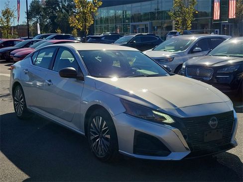 Used 2024 Nissan Altima 2.5 SV image 3