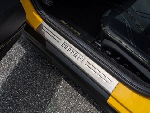 Used 2019 Ferrari 812 Superfast RWD image 29