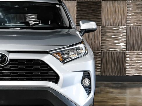 Used 2020 Toyota RAV4 XLE w/ Convenience Package FWD image 49