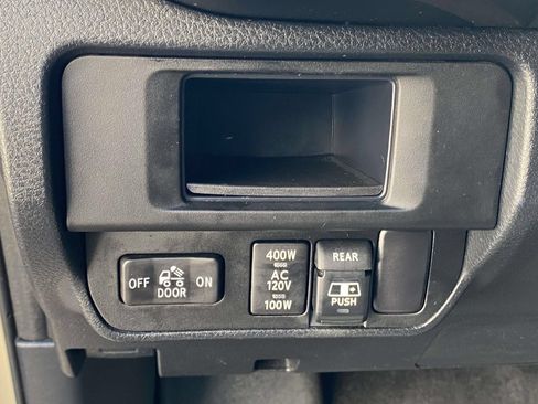 Used 2017 Toyota Tacoma TRD Sport AWD/4WD image 30