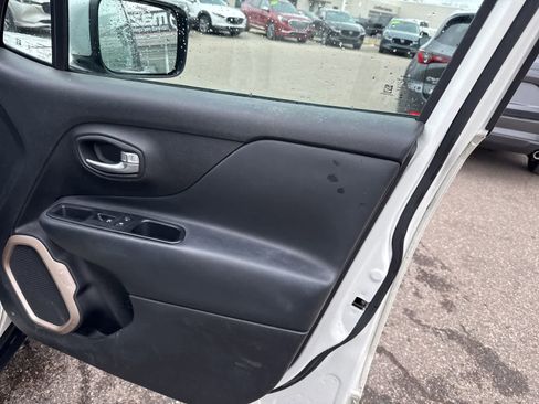 Used 2016 Jeep Renegade Limited image 27