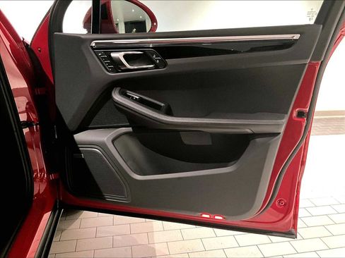 Used 2024 Porsche Macan image 27