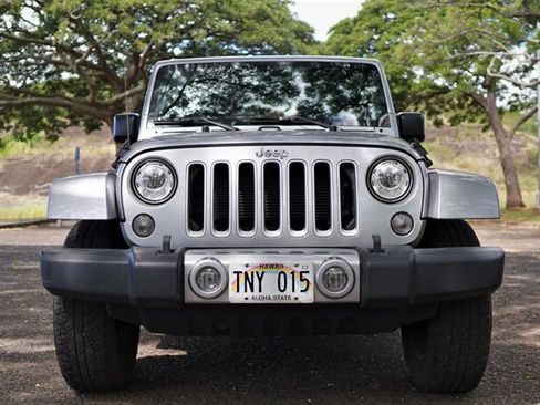 Used 2018 Jeep Wrangler Unlimited Sahara w/ Connectivity Group AWD/4WD image 10