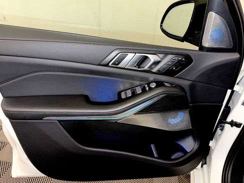 Used 2025 BMW X7 M60i w/ Climate Comfort Package image 11