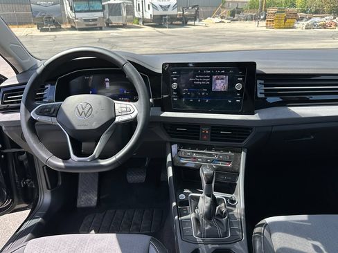 Used 2025 Volkswagen Jetta SE FWD image 31