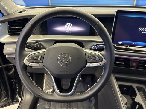 Certified 2025 Volkswagen Tiguan SE w/ Panoramic Sunroof Package AWD/4WD image 14