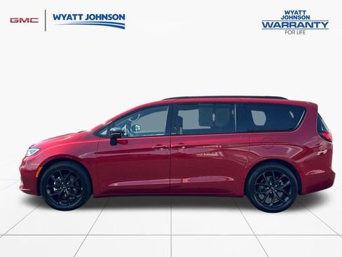 Used 2025 Chrysler Pacifica Limited FWD image 2