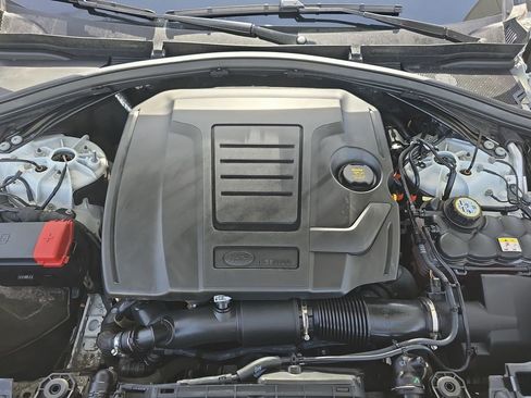 Certified 2022 Land Rover Range Rover Velar R-Dynamic S image 31