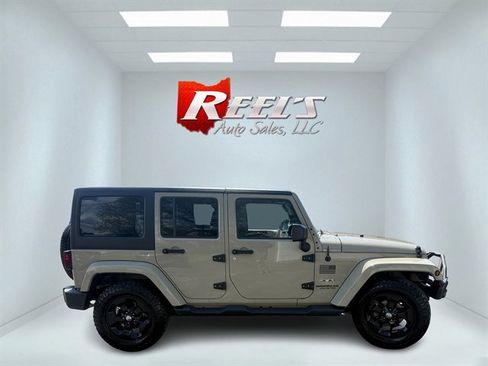 Used 2017 Jeep Wrangler Unlimited Sahara w/ Connectivity Group AWD/4WD image 25