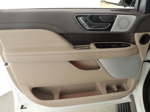 Used 2024 Lincoln Navigator L Reserve AWD/4WD image 8