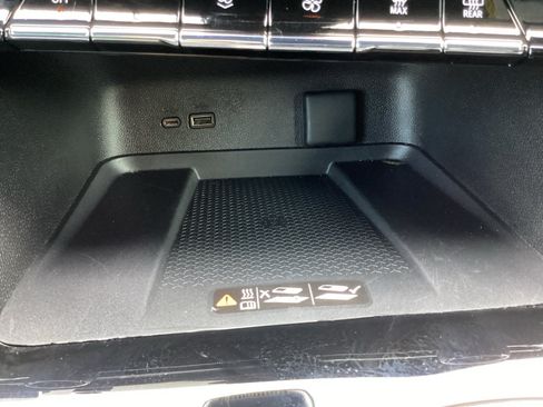 Used 2025 Chevrolet Traverse LT FWD image 22
