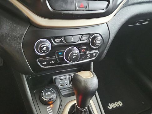 Used 2016 Jeep Cherokee Latitude w/ Comfort & Sound Group AWD/4WD image 26