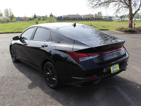 Used 2022 Hyundai Elantra SEL w/ Preferred Accessory Package image 3