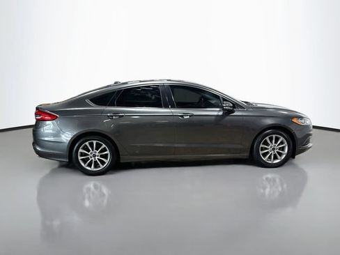 Used 2017 Ford Fusion SE w/ Fusion SE Technology Package FWD image 5