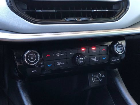 Certified 2024 Jeep Compass Limited AWD/4WD image 17