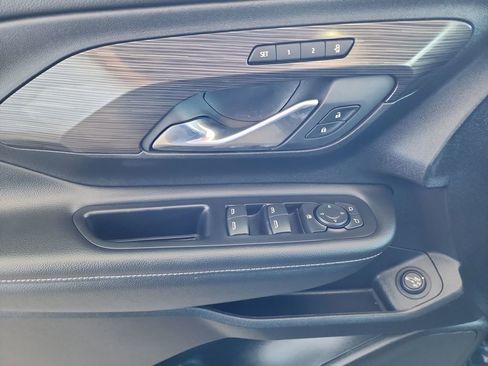 Used 2024 GMC Terrain SLT image 13