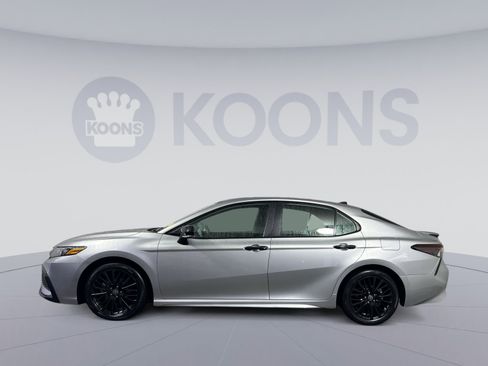 Used 2022 Toyota Camry SE image 2