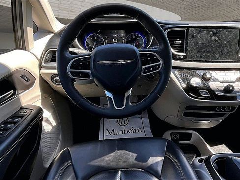 Used 2023 Chrysler Pacifica Touring-L image 5