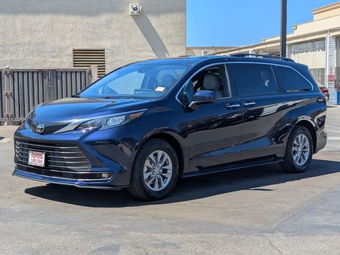 Used 2026 Toyota Sienna XLE FWD image 12