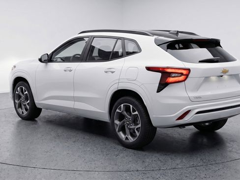 Used 2025 Chevrolet Trax LT FWD image 6