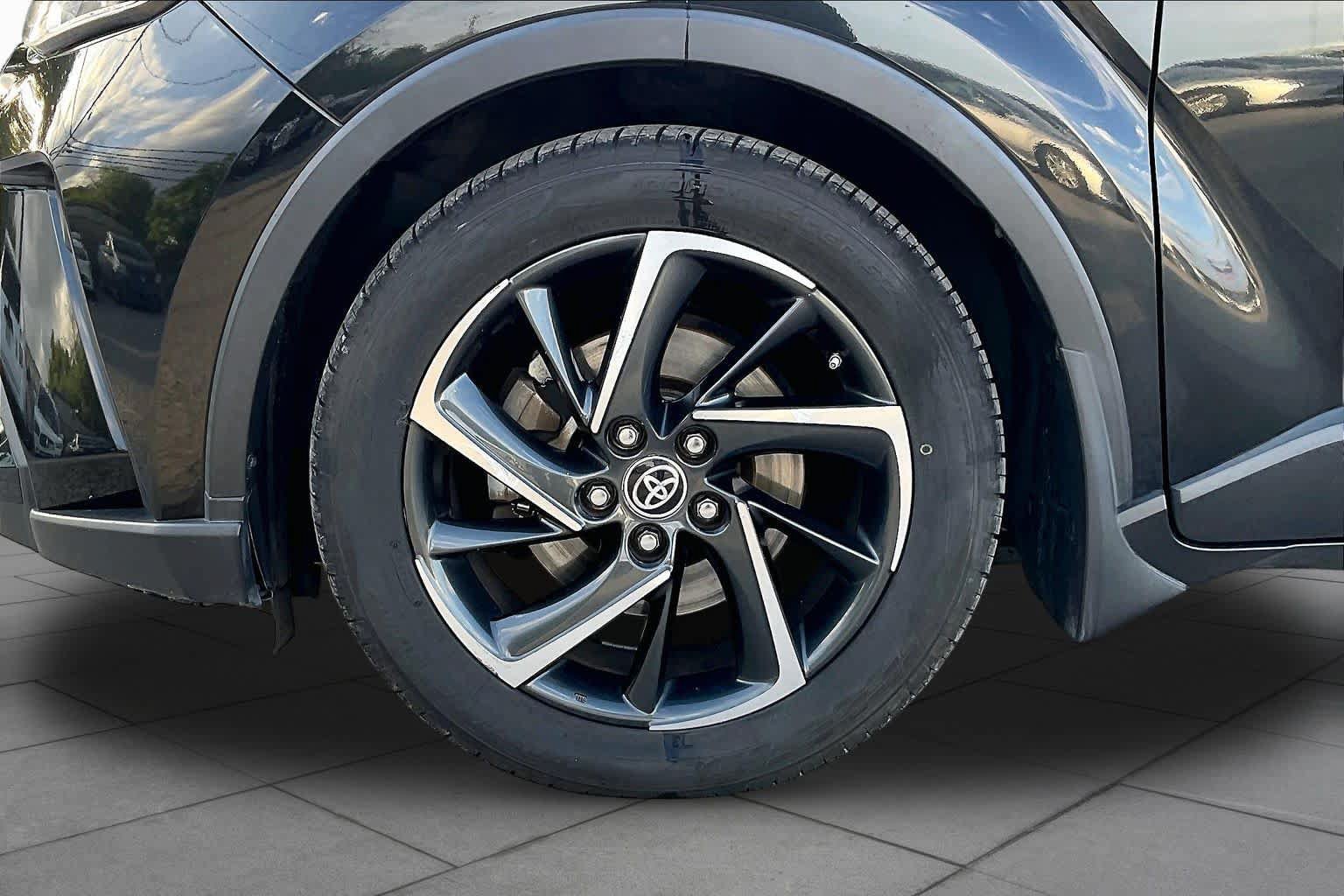 Used 2020 Toyota C-HR Limited FWD image 10