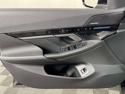 Used 2025 BMW 530i xDrive 530i xDrive w/ Premium Package image 17