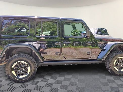 Used 2022 Jeep Wrangler Unlimited Rubicon w/ LED Lighting Group AWD/4WD image 9