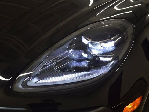 Certified 2025 Porsche Macan image 11