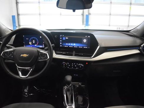 Used 2025 Chevrolet Trax LT w/ LT Convenience Package FWD image 5