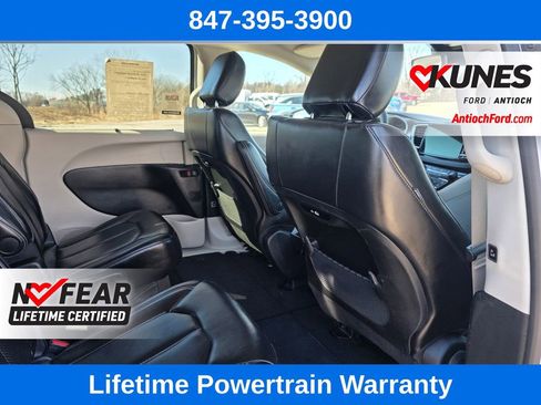 Used 2024 Chrysler Pacifica Touring-L image 31