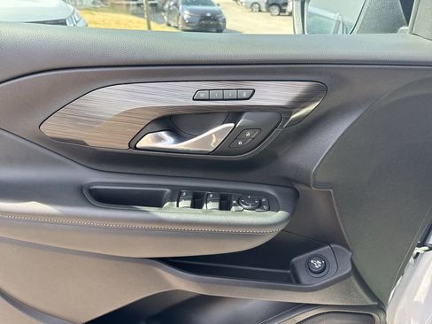 Used 2024 GMC Terrain SLT w/ Elevation Edition image 11