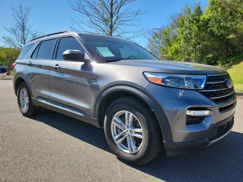 Used 2022 Ford Explorer XLT w/ Equipment Group 202A AWD/4WD image 7
