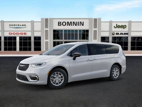 New 2026 Chrysler Pacifica Select image 2