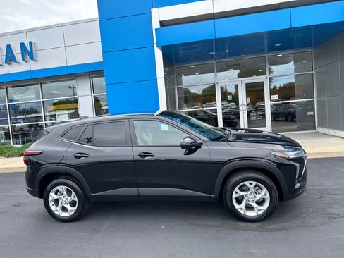 Used 2024 Chevrolet Trax LS w/ LS Convenience Package FWD image 2