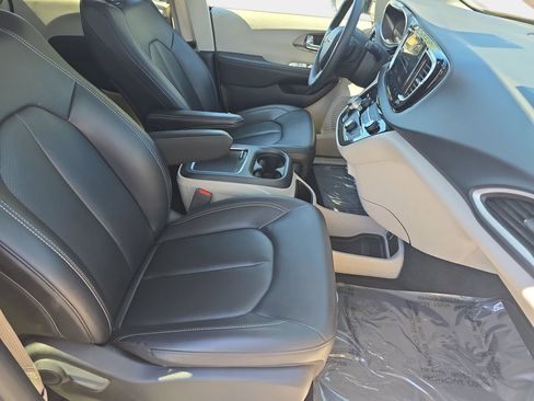 Used 2024 Chrysler Pacifica Touring-L FWD image 10
