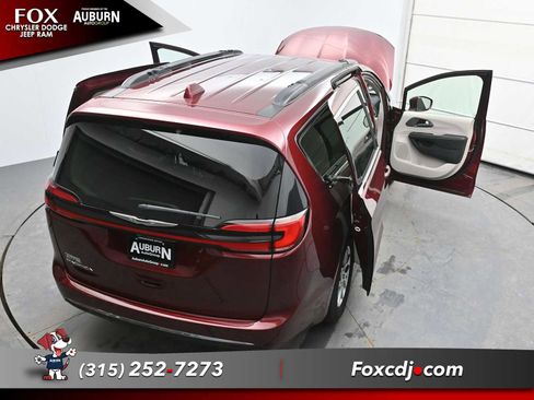 Used 2022 Chrysler Pacifica Touring-L image 37
