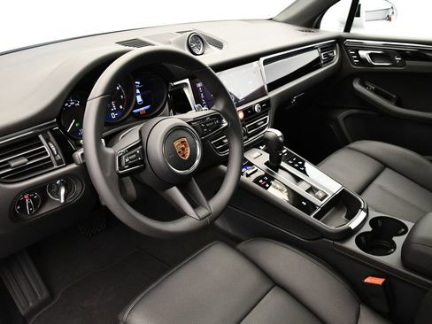 Certified 2026 Porsche Macan AWD/4WD image 4
