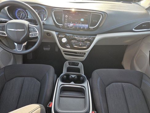 Used 2021 Chrysler Pacifica Touring image 13