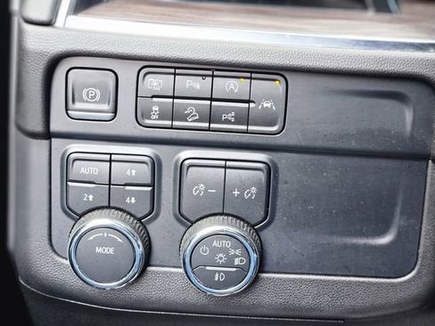 Used 2025 Chevrolet Suburban Z71 image 20