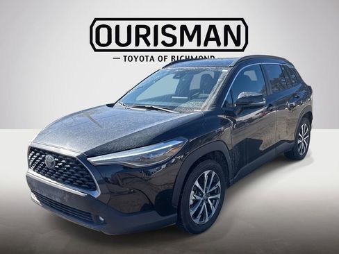 Used 2022 Toyota Corolla Cross XLE image 3