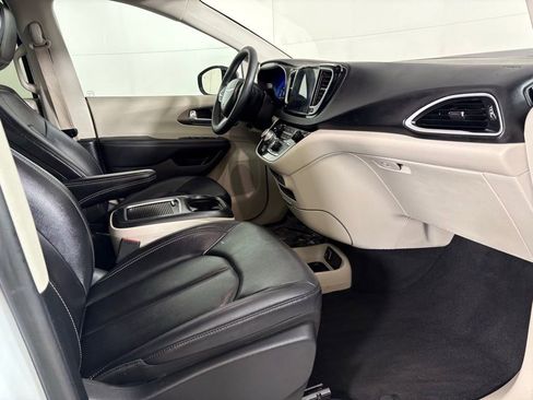 Used 2024 Chrysler Pacifica Touring-L image 14